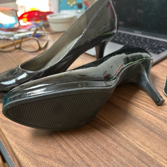 Black patent pumps - Picture 2 of 3